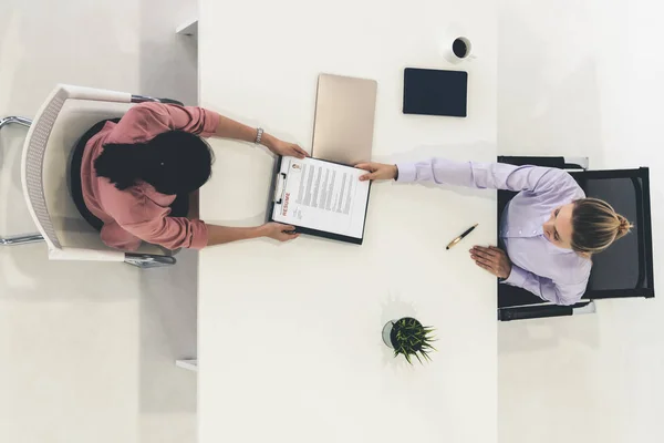 Twee jonge zakenvrouwen ontmoeten elkaar voor interview. — Stockfoto