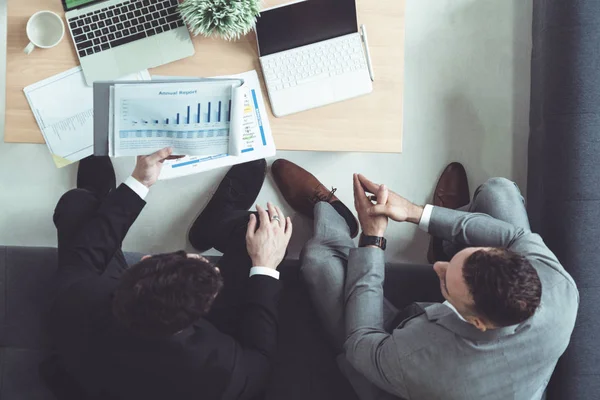 Empresarios están en reunión de negocios en la oficina. — Foto de Stock