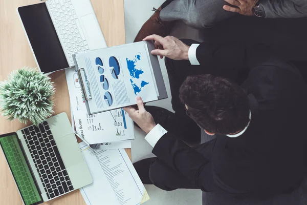 Empresarios están en reunión de negocios en la oficina. — Foto de Stock