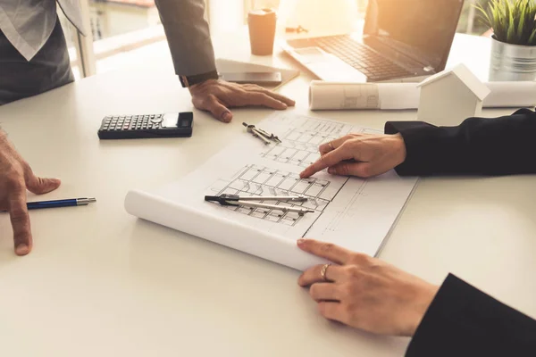 Arquitecto e ingeniero trabajando con dibujo. — Foto de Stock