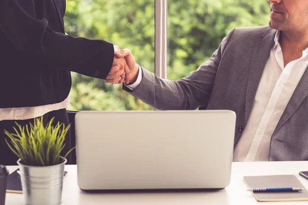 Zakenman handdruk zakenvrouw in functie. — Stockfoto