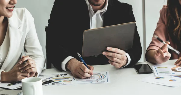 Homme d'affaires et femmes d'affaires travaillant dans le bureau. — Photo