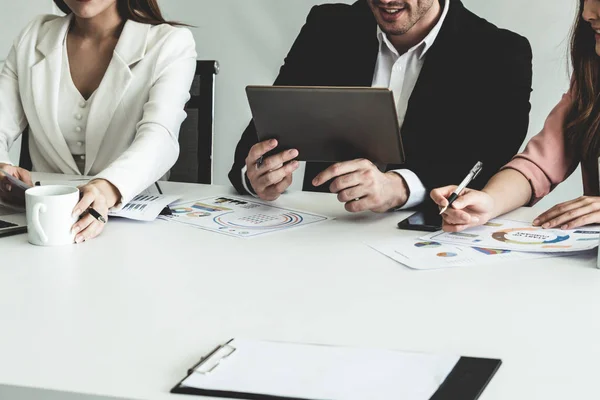 Empresário e empresárias que trabalham no escritório. — Fotografia de Stock