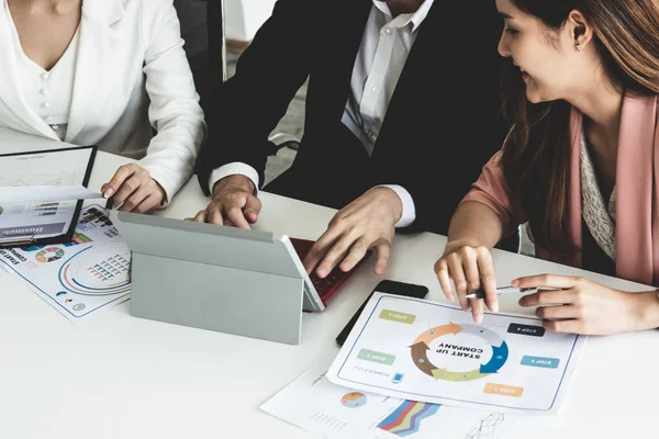 Businessman and businesswomen working in office. — Stock Photo, Image