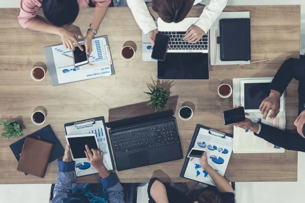 Gente de negocios en reunión de grupo en la oficina. — Foto de Stock