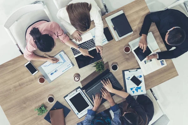 Gente de negocios en reunión de grupo en la oficina. — Foto de Stock