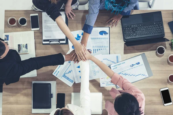 Teamwork-Geschäftsleute schließen sich bei Treffen zusammen. — Stockfoto