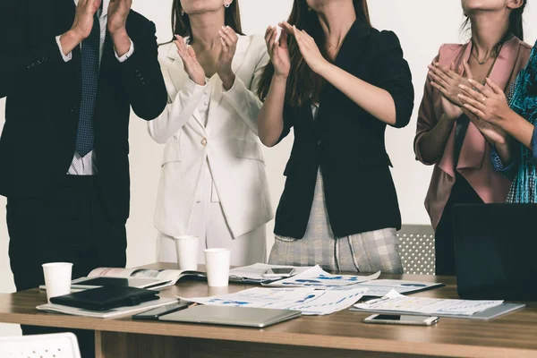 Zakenmensen applaudisseren in een zakelijke bijeenkomst. — Stockfoto