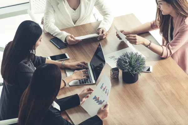 Femmes d'affaires en réunion, Ordinateur portable sur la table — Photo