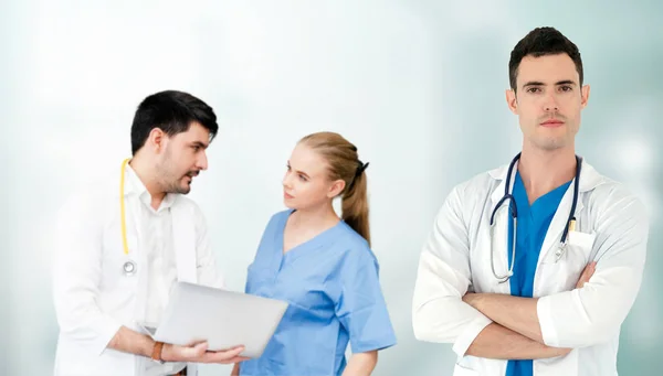 Doctor working in hospital with other doctors. — Stock Photo, Image