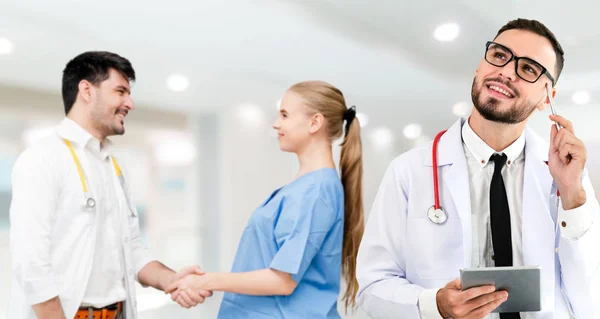 Doctor working in hospital with other doctors. — Stock Photo, Image