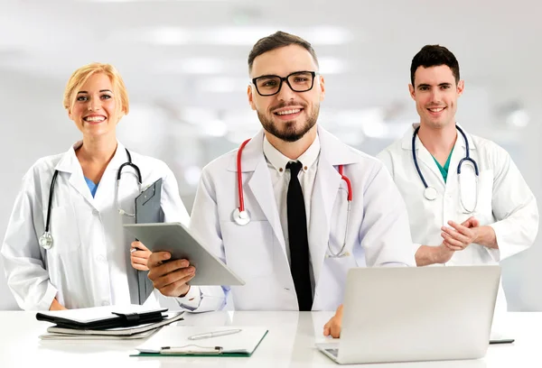 Médico que trabalha no hospital com outros médicos . — Fotografia de Stock