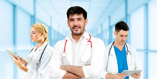 Arzt arbeitet im Krankenhaus mit anderen Ärzten zusammen. — Stockfoto