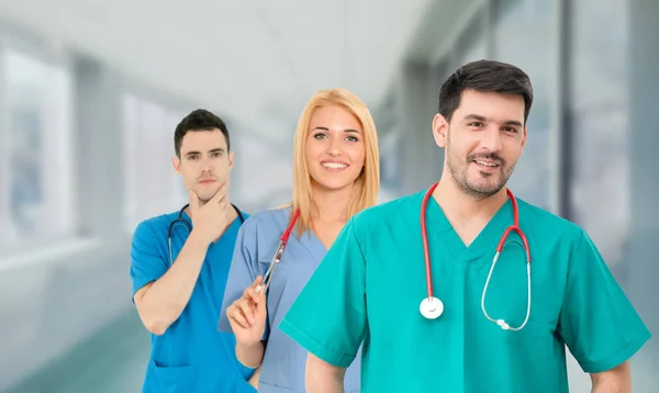 Médico que trabalha no hospital com outros médicos . — Fotografia de Stock