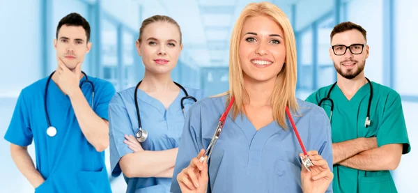 Arzt arbeitet im Krankenhaus mit anderen Ärzten zusammen. — Stockfoto