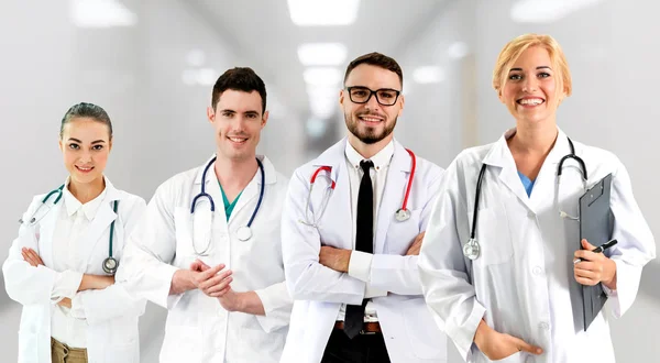 Médico que trabalha no hospital com outros médicos . — Fotografia de Stock