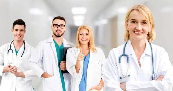 Médico que trabalha no hospital com outros médicos . — Fotografia de Stock