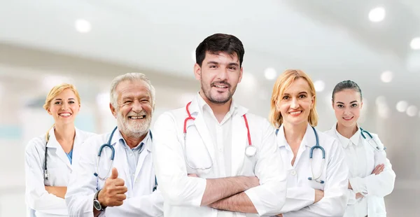 Dokter werkzaam in het ziekenhuis met andere artsen. — Stockfoto