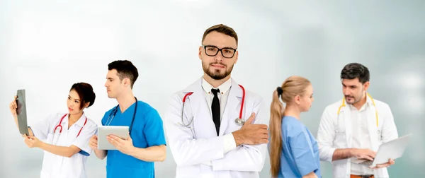 Médico que trabaja en el hospital con otros médicos . —  Fotos de Stock