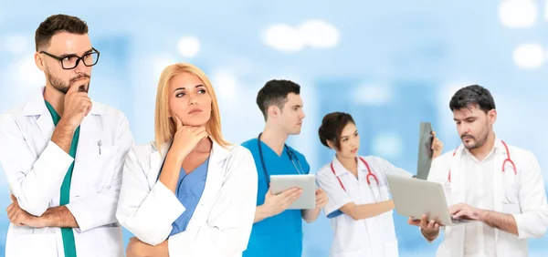 Doctor working in hospital with other doctors. — Stock Photo, Image