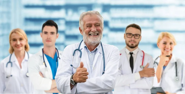 Médico que trabaja en el hospital con otros médicos . —  Fotos de Stock