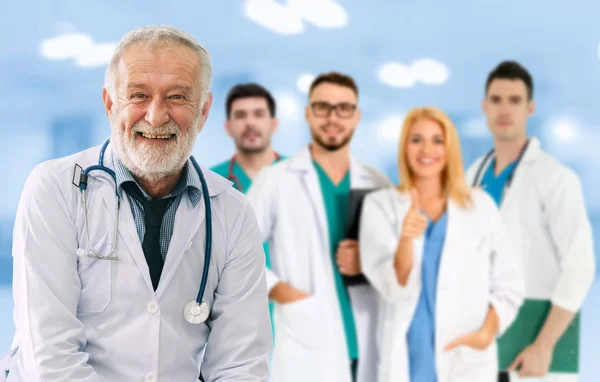 Dokter werkzaam in het ziekenhuis met andere artsen. — Stockfoto