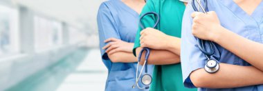 Doktor diğer doktorlar ile hastanede çalışıyor.