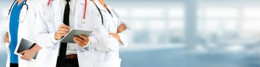 Doktor diğer doktorlar ile hastanede çalışıyor.