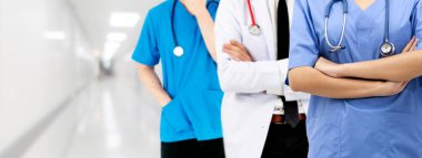 Doktor diğer doktorlar ile hastanede çalışıyor.