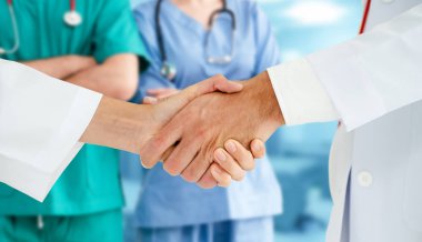 Doktor diğer doktorlar ile hastanede çalışıyor.