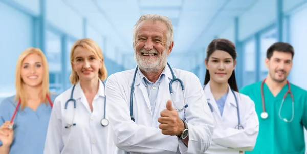 Médico que trabaja en el hospital con otros médicos . —  Fotos de Stock