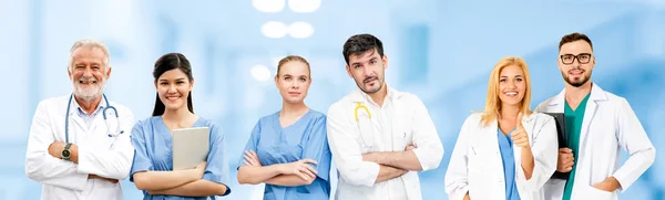 Médico que trabaja en el hospital con otros médicos . —  Fotos de Stock