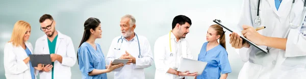 Doctor working in hospital with other doctors. — Stock Photo, Image