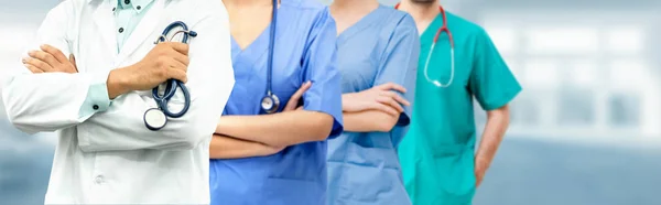 Arzt arbeitet im Krankenhaus mit anderen Ärzten zusammen. — Stockfoto