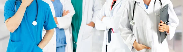 Lekarz pracujący w szpitalu z innymi lekarzami. — Zdjęcie stockowe