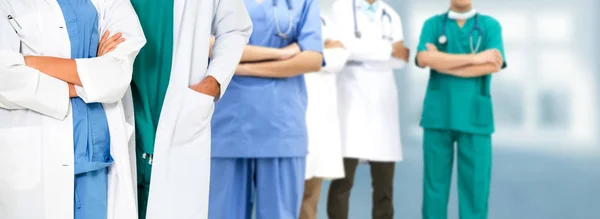 Médico que trabalha no hospital com outros médicos . — Fotografia de Stock