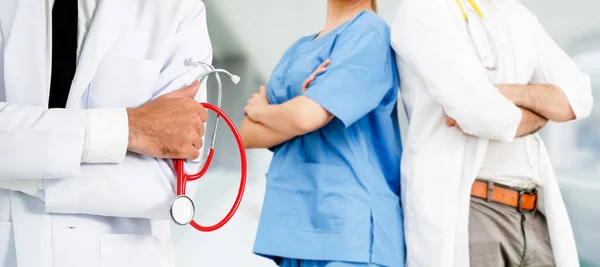 Médico que trabalha no hospital com outros médicos . — Fotografia de Stock