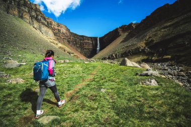 Hengifoss Şelalesi'nde gezgin yürüyüşü, İzlanda.