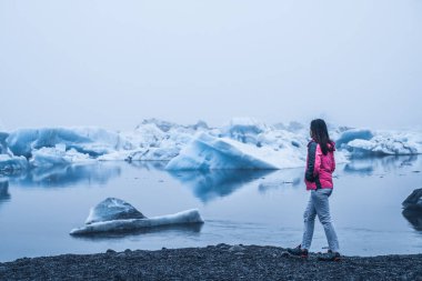 Izlanda 'da Jokulsarlon buzul lagünü seyahat.