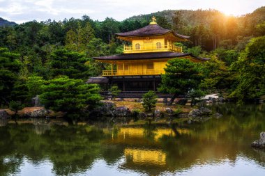 Kinkaku-ji, Kyoto Japonya'da Altın Pavyon tapınağı
