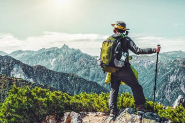 Yürüyüşçü Japonya'da dağda trekking etkinliği yapmak.