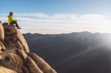 Yürüyüşçü Japonya'da dağda trekking etkinliği yapmak.