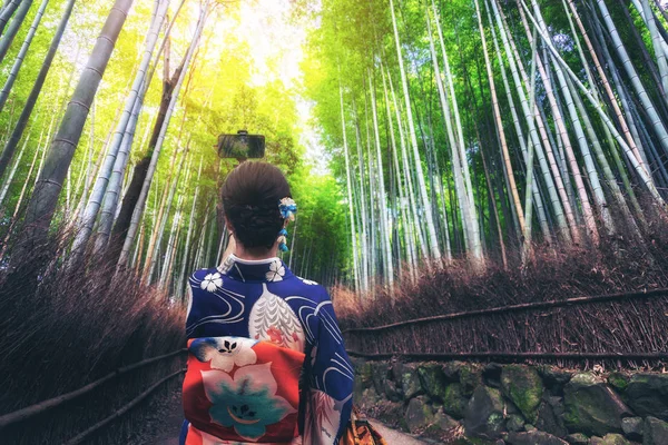バンブーフォレストグローブの旅行者,京都,日本 — ストック写真