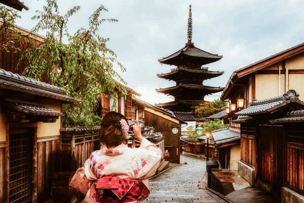 Viajante no distrito de Higashiyama, Kyoto, Japão — Fotografia de Stock
