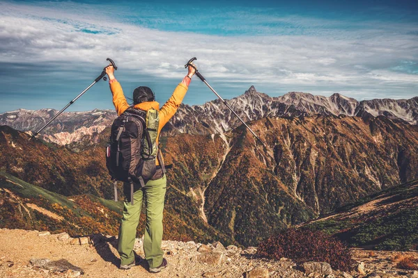 Randonneur faire des activités de trekking sur la montagne au Japon . — Photo