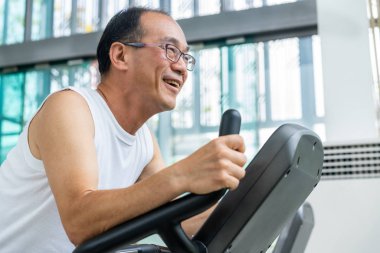 Fitness merkezinde koşu bandı üzerinde Kıdemli adam egzersiz