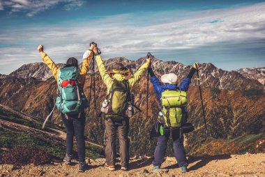 Yürüyüşçü Japonya'da dağda trekking etkinliği yapmak.