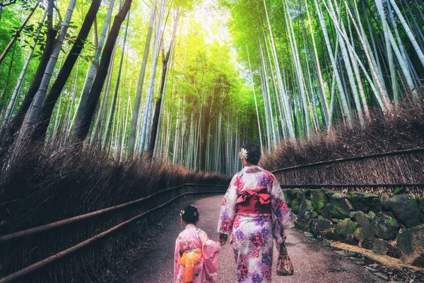 Traveler in Bamboo Forest Grove, Kyoto, Japán — Stock Fotó