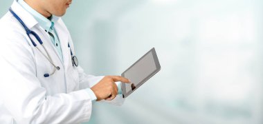 Hastanedeki tablet bilgisayarlı doktor..