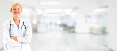 Hastane ofisinde çalışan kadın doktor..